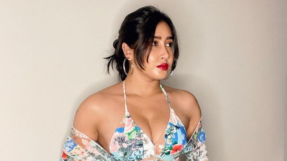 রূপ এবং আবেদনময়ী চেহারার মাধ্যমে ইন্টারনেটে চাঞ্চল্য সৃষ্টি করেছেন বছর পঁচিশের সোফিয়া। ছবি ছাড়াও নেটমাধ্যমে স্বল্প দৈর্ঘ্যের ভিডিয়ো দেওয়ার কারণেও তিনি সমান জনপ্রিয়। বেশ কিছু মিউজিক ভিডিয়োতেও সোফিয়া অভিনয় করেছেন।