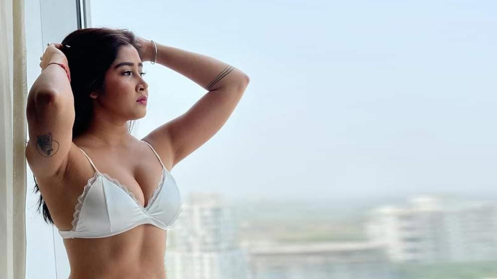 তবে ভালবাসা পাওয়ার পাশাপাশি অনেকের চক্ষুশূলও হয়ে ওঠেন সোফিয়া। নেটমাধ্যমে সাহসী ছবি শেয়ার করার জন্য কট্টরপন্থী এবং ধর্মান্ধদের রোষের মুখেও পড়তে হয়েছে সোফিয়াকে। তবে তাতেও তিনি থেমে থাকেননি।