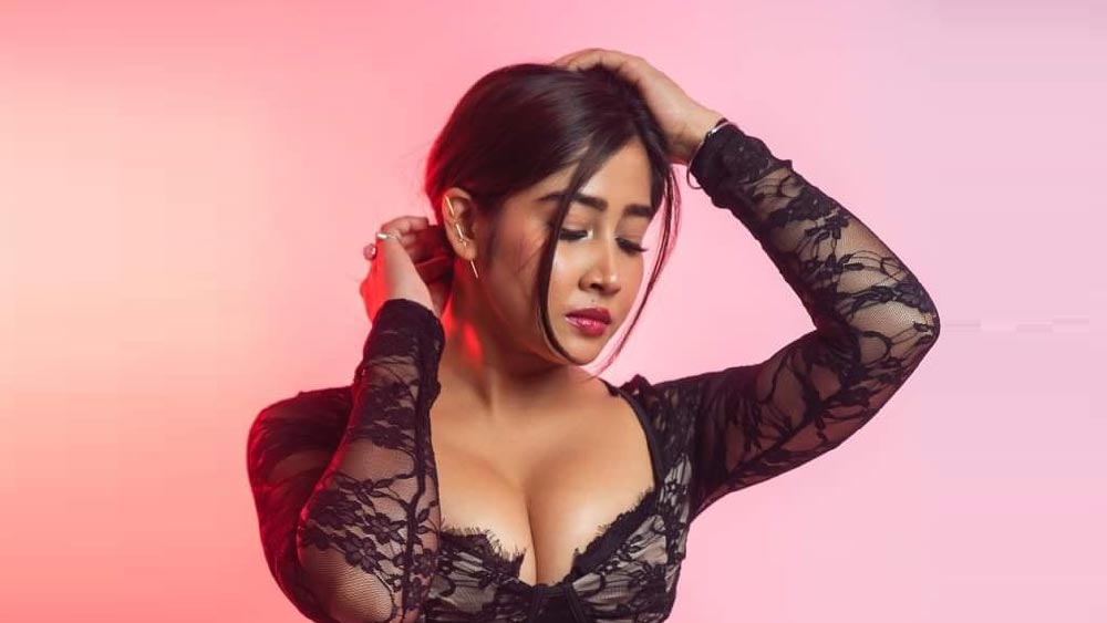 সম্প্রতি সোফিয়ার ইনস্টাগ্রাম অ্যাকাউন্ট ব্লক করা হয়। অনেকের মতে, একাধিক সাহসী ছবি এবং ভিডিয়ো দেওয়ার কারণে, ইনস্টাগ্রামের নির্দেশিকাবিধি লঙ্ঘন হয়েছে। আর সেই কারণেই তাঁর অ্যাকাউন্ট ব্লক করা হয় সংস্থার তরফ থেকে।