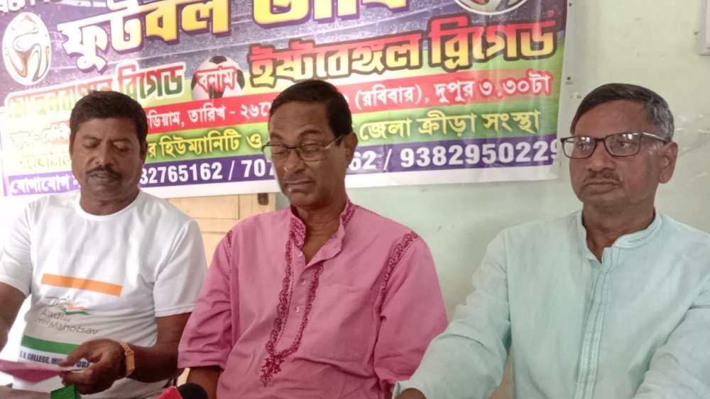 সাংবাদিকদের মুখোমুখি ম্যাচের আয়োজকরা।