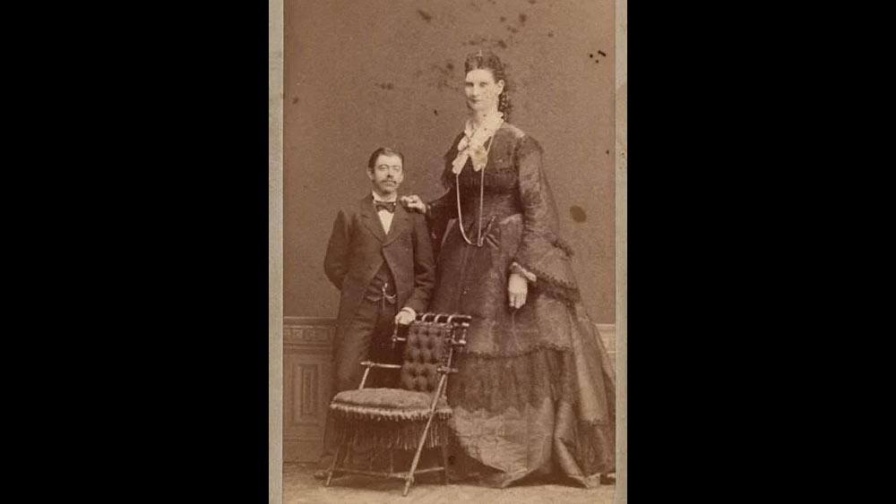 অ্যানাকে অবশ্য শুধু এই একটি বৈশিষ্ট্যে বিচার করা ঠিক নয়। অ্যানা ছিলেন এক জন অভিনেত্রী, প্রশংসিত গায়িকাও। তাঁর মেধাও বিভিন্ন মহলের প্রশংসা পেয়েছে। তবে এই অ্যানাই এক সময়ে সার্কাসে কাজ করতে শুরু করেন। তাঁর ৭ ফুট ১১ ইঞ্চি দৈর্ঘ্যের চেহারা তাঁকে ‘দৈত্যাকৃতি নারী’র শিরোপা দিয়েছিল। শুধু তাঁকে দেখতেই সার্কাসে ভিড় জমত। ১৮৮৮ সালে হৃদ্‌যন্ত্র বিকল হয়ে অ্যানার মৃত্যু হয়।