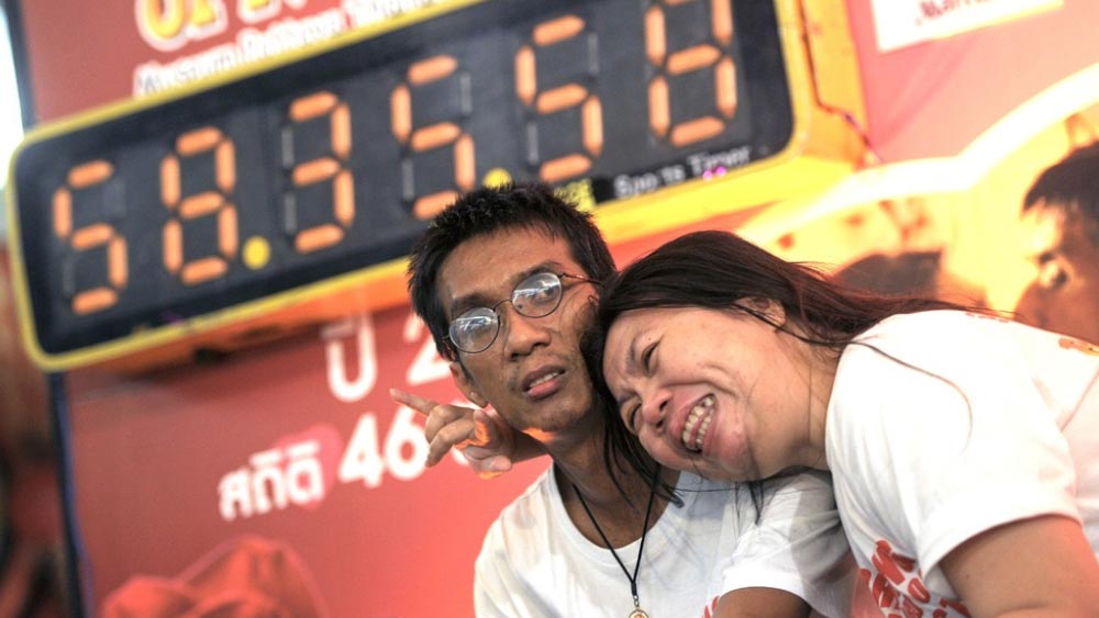 চুম্বনের প্রতিযোগিতায় অংশ নিয়েছিলেন এই দম্পতি। ওই ৫৮ ঘণ্টায় চুম্বনরত অবস্থায় তাঁরা জল খেয়েছেন, শৌচাগারেও গিয়েছেন। তবে, এ সবই দাবি। বিভিন্ন সংবাদমাধ্যমে এই ধরনের অনেক সংবাদ প্রকাশিত হয়েছে। সত্য-মিথ্যা যাচাই করার সুযোগ নেই বেশির ভাগ ক্ষেত্রেই। উপরিউক্ত ঘটনা থেকে একটা বিষয় স্পষ্ট, যৌনাচার এবং যৌনযাপন নিয়ে মানুষের কল্পনা এখনও অমলিন।