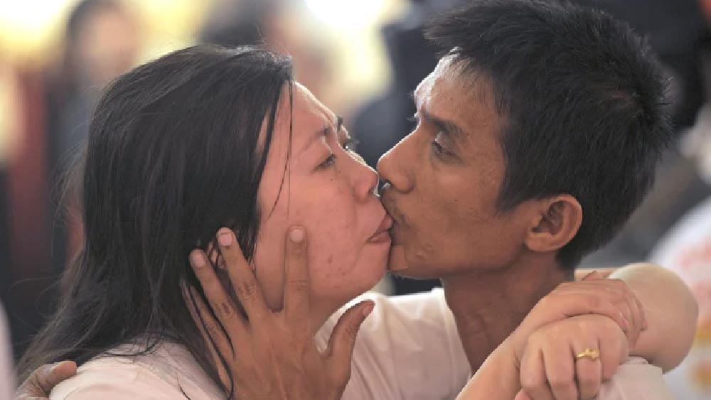 শেষে শুরুর কথা। দীর্ঘতম চুম্বনের রেকর্ড রয়েছে তাইল্যান্ডের এক দম্পতির। টানা ৫৮ ঘণ্টা ৩৫ মিনিট ৫৮ সেকেন্ড দীর্ঘায়িত হয়েছিল তাঁদের চুম্বনপর্ব।