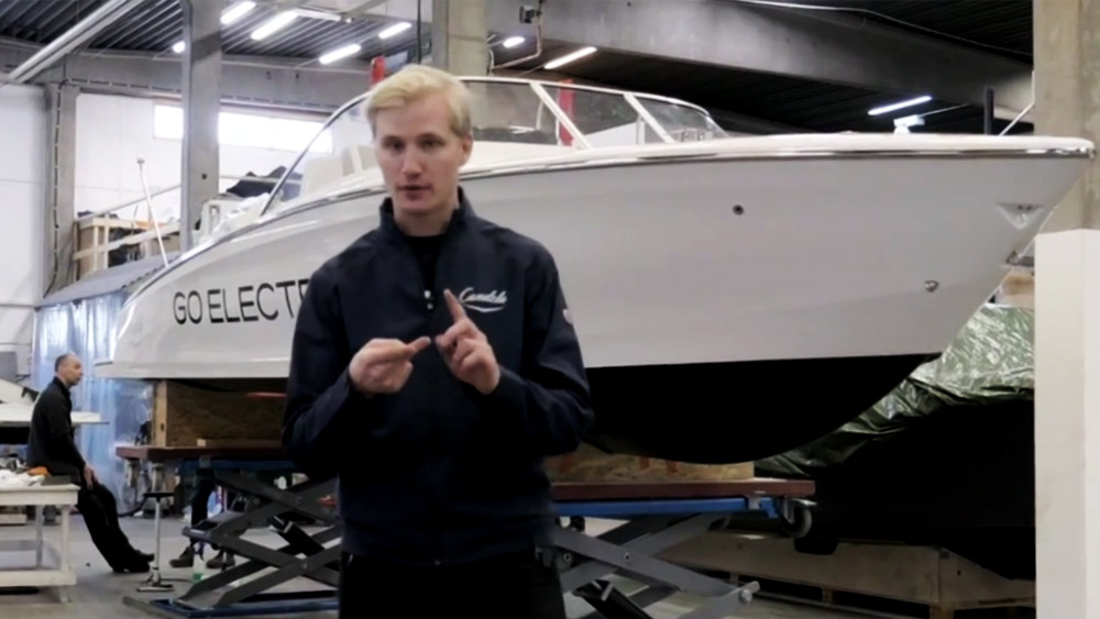  দেখলে মনে হবে জলে ভেসে নয়, জলের উপর দিয়ে উড়ে চলছে নৌকাটি।