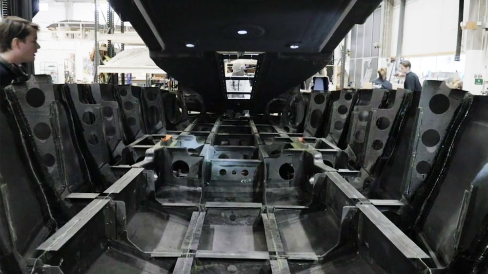 আসলে নৌকটির তলায় বিশেষ হাইড্রোফয়েল ডানা রয়েছে যা ব্লেডের মতো নৌকার নীচে সংযুক্ত। 