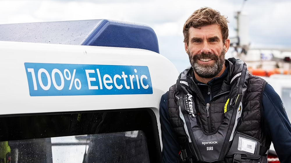  রানওয়েতে যে ভাবে একটি বিমান টেক অফ করে, জলের নীচে থাকা ডানাগুলি নৌকাটিকে সেই ভাবেই তুলে ধরে।