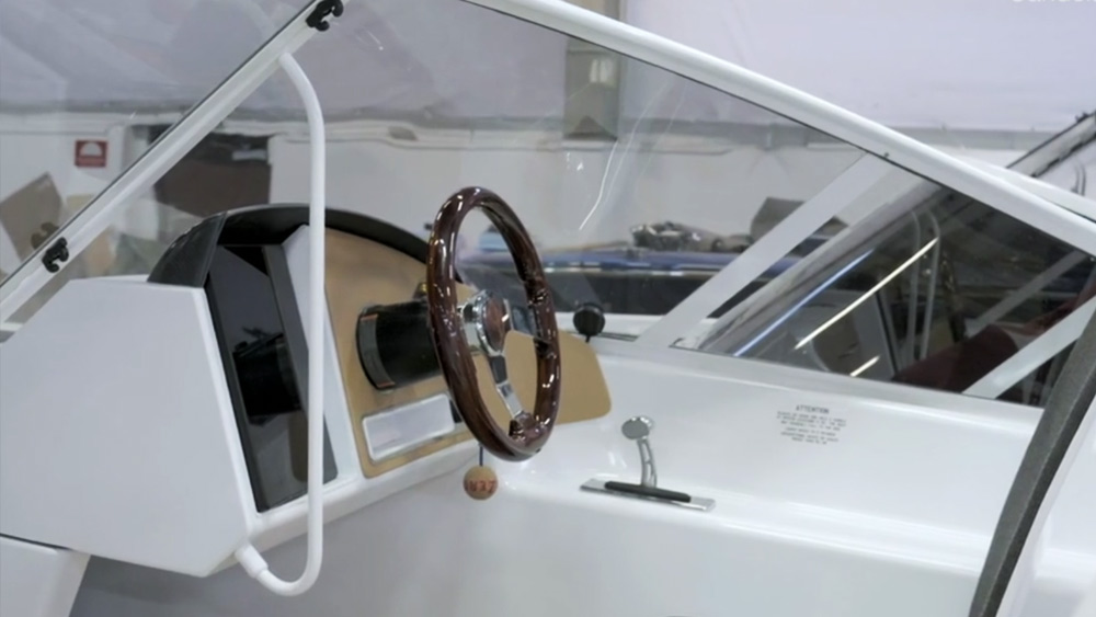 যত গতি বাড়বে, দেখে মনে হবে নৌকটি জলের উপরে উড়ছে। 