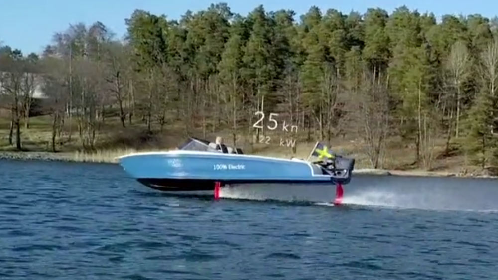 জলের নীচের ডানাগুলি একে কার্যত নিঃশব্দে সমুদ্রের উপর তুলে ধরে এবং সমুদ্রের বুকে মসৃণ ভাবে চলতে সাহায্য করে।