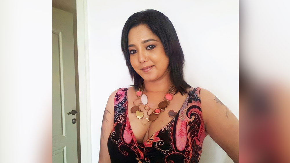 কথায় বলে না, ‘বাঁচতে হলে টাকা চাই’! খানিকটা সেই অবস্থাতেই কাজ খুঁজতে থাকেন ঐশ্বর্য।