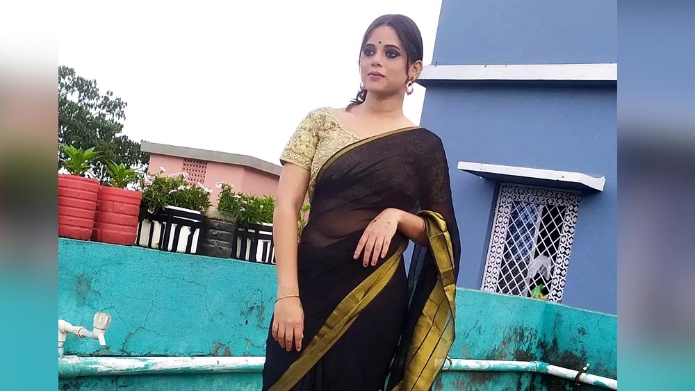 এই ‘রহস্যে’র পাত্র-পাত্রী হিসাবে রশ্মিরেখার পাশাপাশি তুলে আনা হয়েছে তাঁর পুরুষসঙ্গী সন্তোষ পাত্রকে। জায়গা নিয়ে নিয়েছেন রাজা নামে অভিনেত্রীর এক প্রাক্তন প্রেমিক। ওড়িয়া সংবাদমাধ্যমগুলিতে একে রহস্যজনক ঘটনা হিসাবে দাবি করা হয়েছে। 