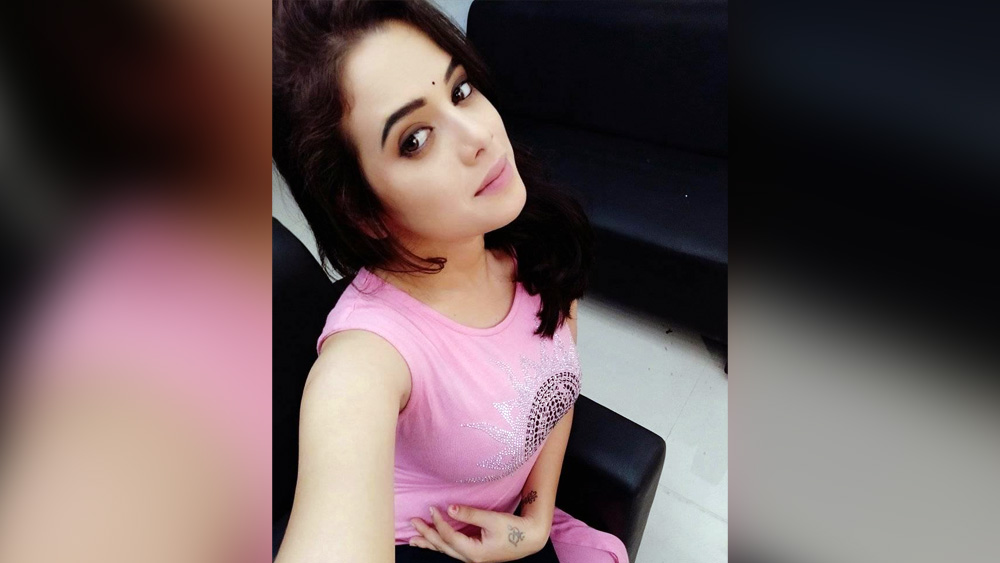 শনিবার, ১৮ জুনের রাতে ঠিক কী ঘটেছিল ভুবনেশ্বরের নয়াপল্লি এলাকার ভাড়াবাড়িতে? ওই রাতে রশ্মিরেখার ঝুলন্ত দেহ পাওয়া যায় যে ভাড়াবাড়ি থেকে। সিলিং ফ্যানের সঙ্গে ফাঁসজড়ানো দেহের পাশে রাখা একটি টেবিলে পড়েছিল সুইসাইড নোটও। 