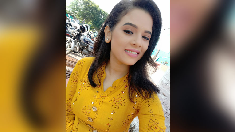 নয়াপল্লির ওই ভাড়াবাড়িতে তাঁর পুরুষসঙ্গী সন্তোষের সঙ্গে থাকতেন রশ্মিরেখা। তবে স্বামী-স্ত্রীর পরিচয়ে। সে কথা নাকি তাঁর ভাড়াবাড়ির মালিকও জানতেন না। এমনকি, বিষয়টি ঘূণাক্ষরেও টের পাননি বলে সংবাদমাধ্যমে দাবি করেছেন রশ্মিরেখার বাবা।