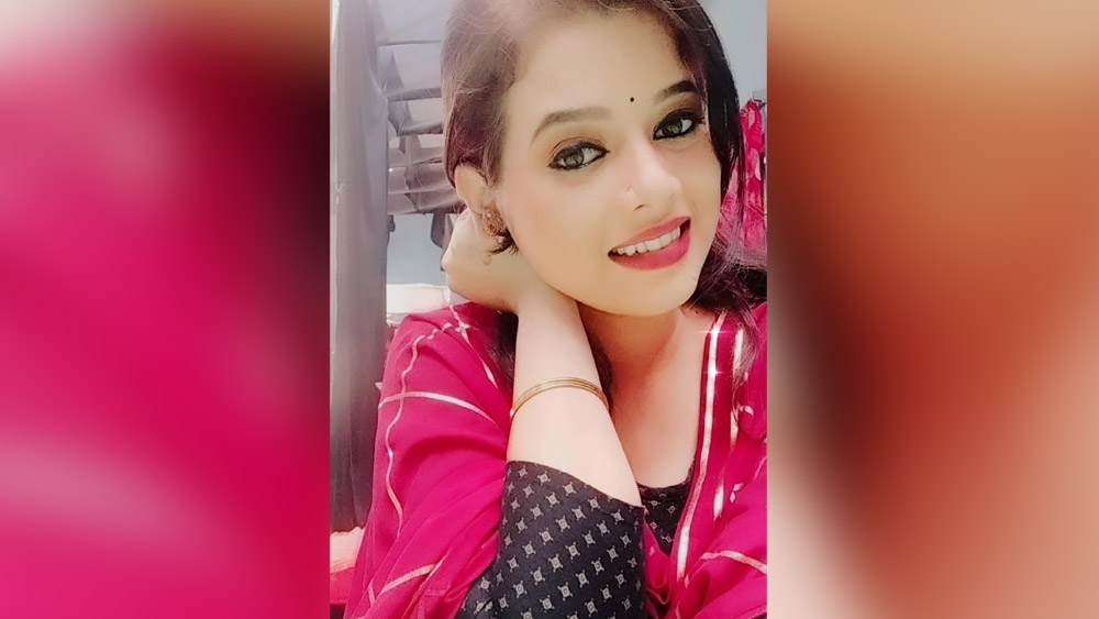 পুলিশের কাছে অভিনেত্রীর বাবার দাবি, নয়াপল্লির ভাড়াবাড়িতে শনিবার অজস্র বার ফোন করেছিলেন তিনি। তবে ঘটনার দিন রশ্মিরেখা সে ফোনের উত্তর দেননি। 