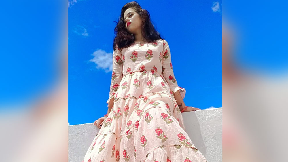 অভিনেত্রীর বাবার দাবি, ‘‘শনিবার মেয়েকে বার বার ফোন করেছিলাম। তবে তা বেজে যায়। পরে সন্তোষ নামে এক জন মেয়ের মৃত্যুর খবর জানান। সে সময় ওই বাড়ির মালিকের কাছ থেকে এ-ও জানতে পারি যে সন্তোষ এবং রশ্মি স্বামী-স্ত্রী হিসাবে ওখানে বসবাস করছিলেন। এ বিষয়ে আমাদের কোনও ধারণাই ছিল না।’’