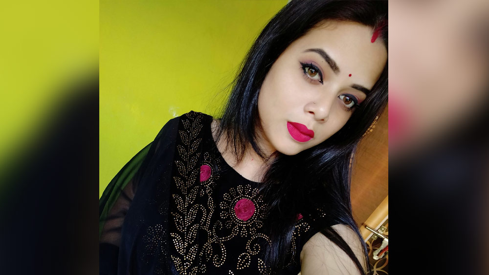 তদন্তে গোটা বিষয়টি খোলসা হওয়ার আগেই অবশ্য এ নিয়ে ময়দানে নেমে পড়েছে ওড়িশার সংবাদমাধ্যমগুলি। পিছিয়ে নেই নেটমাধ্যমও। ইতিমধ্যেই অভিনেত্রীর সম্পর্কে ছবি-ভিডিয়ো চালাচালি হওয়া শুরু হয়েছে।