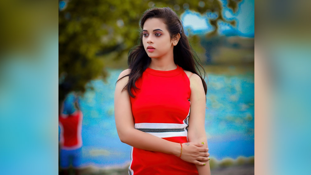 রাজা নামের এক ব্যক্তির নাম ট্যাটু করা ছিল অভিনেত্রীর হাতে। কনক নিউজ নামে স্থানীয় এক টেলিভিশনে চ্যানেলে রশ্মিরেখার সঙ্গে তাঁর সম্পর্কের কথা কার্যত স্বীকার করে নিয়েছেন রাজা। ওই চ্যানেলে তাঁর দাবি, ‘‘বছরখানেক আগে আমাদের পরিচয় হয়েছিল। আমার ভাল বন্ধু ছিল রশ্মিরেখা। ফোনে কথাবার্তাও হত। আমার জন্মদিনে নিজের হাতে নামটা ট্যাটু করিয়েছিল।’’