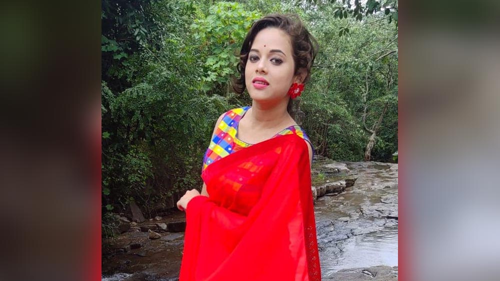 রশ্মিরেখার সঙ্গে রাজার কি শুধুমাত্র বন্ধুত্বই ছিল? প্রশ্ন তুলেছে স্থানীয় সংবাদমাধ্যম। তাতে রাজার দাবি, ‘‘আমাদের বিয়ে হওয়ার কথাও ছিল। দুই পরিবারের মধ্যে বিয়ে নিয়ে কথাবার্তাও হয়েছিল। তবে ব্যক্তিগত কারণ দেখিয়ে ওর পরিবার বিয়ের কথা আর এগিয়ে নিয়ে যায়নি।’’