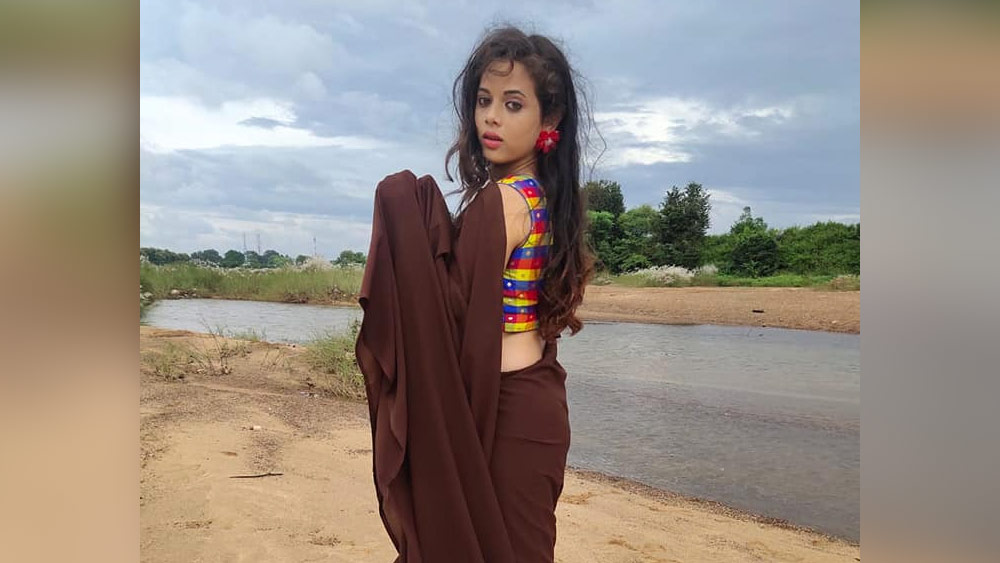 রাজার আরও দাবি, রশ্মিরেখার সঙ্গে গত ছ’মাস তাঁর কোনও যোগাযোগ নেই। এমনকি, ওই সময়ের মধ্যে ফোনেও কথাবার্তা হয়নি তাঁদের। এমন মন্তব্যেও নাকি ধোঁয়াশা বেড়েছে।