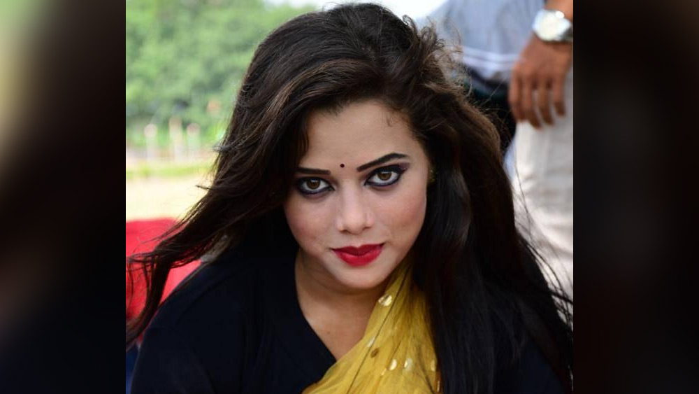 কী শোনা গিয়েছে সেই অডিয়ো টেপে? টেলিফোনে নাকি রশ্মিরেখা এবং সন্তোষের ওই কথোপকথনে রাজার প্রসঙ্গ উঠে এসেছে। তাতে সন্তোষ জানতে চাইছেন, রশ্মিরেখা কেন রাজাকে ‘ব্লক’ করে রেখেছেন? সেই সঙ্গে রাজাকে কল না করার জন্য রশ্মিরেখাকে পরামর্শ দিচ্ছেন সন্তোষ, এমনও নাকি শোনা গিয়েছে।