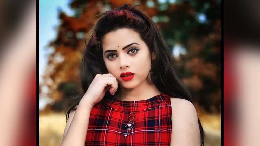 মেয়ের অকালমৃত্যুতে সন্তোষকেই কাঠগড়ায় তুলেছেন রশ্মিরেখার বাবা। সংবাদমাধ্যমে তাঁর দাবি, ‘‘সন্তোষ আমার মেয়েকে খুন করেছে। ওকে গ্রেফতার করে জেলে পাঠানো উচিত।’’ যদিও সুইসাইড নোটে এটাও লেখা ছিল, ‘সন্তোষের কিছু হলে আমি কাউকে মাফ করব না।’