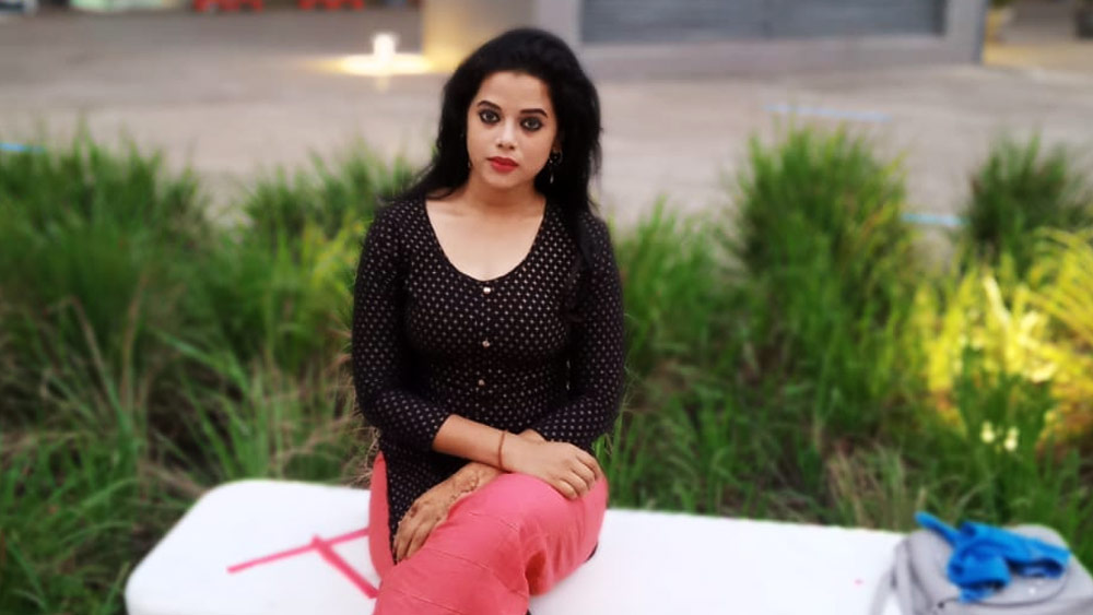 দ্বাদশ শ্রেণির পরীক্ষার পর ভুবনেশ্বরে গিয়েছিলেন আদতে জগৎসিংহপুরের বাসিন্দা রশ্মিরেখা। স্বপ্ন ছিল, অভিনেত্রী হিসাবে নাম করবেন। তবে অকালেই তাঁর মৃত্যু সব কিছুতে দাঁড়ি টেনে দিয়েছে। অনেকে বলছেন, এই ঘটনাটি মনে করিয়ে দিচ্ছে গত মাসে গরফায় পল্লবী দে-র অস্বাভাবিক মৃত্যুর ঘটনা। সেখানেও তাঁর লিভ ইন সঙ্গী সাগ্নিক চক্রবর্তীর দিকে আঙুল তুলেছিলেন অনেকে।