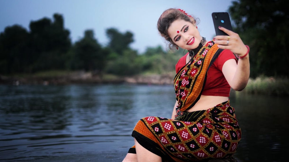 অনেকে আবার মডেল বিদিশা দে মজুমদারের তুলনাও টেনে আনছেন। পল্লবীর ‘অস্বাভাবিক’ মৃত্যুর পর কিছু দিন পর মে মাসে নাগেরবাজারের ফ্ল্যাট থেকে ঝুলন্ত দেহ মেলে বিদিশার। ওই দুই অভিনেত্রীর মতোই রশ্মিরেখার মৃত্যুর ঘটনাও এ বার আতশকাচের তলায়।