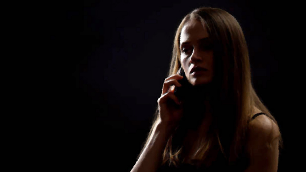 এর পর দিন থেকেই রোজের সহকর্মীরা তাঁর ব্যবহারে অদ্ভুত পরিবর্তন লক্ষ করেন। সবার সঙ্গে ভাল করে কথাও বলছিলেন না রোজ। দু’-তিন দিনেই তাঁর শরীর ভেঙে পড়ে। কেউ কোনও কিছু জিজ্ঞাসা করলেও চুপ করে থাকতে শুরু করেন তিনি। হঠাৎ করেই স্যাফরনের অফিসে ভূতের গুজব শোনা যেতে শুরু করে। রোজকে নিয়ে জল্পনা বাড়তে থাকে কর্মীদের মধ্যে।