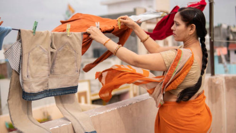 বর্ষাকালে কাপড় শোকানো সত্যিই ঝক্কির