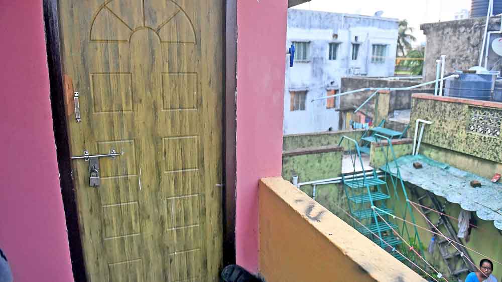 Man died after falling from the roof in Kolkata
