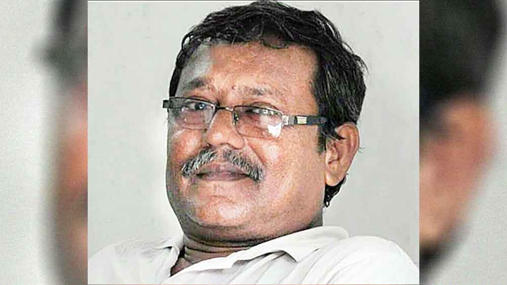 Man died by accident while a bus tried to overtake another one in Kolkata