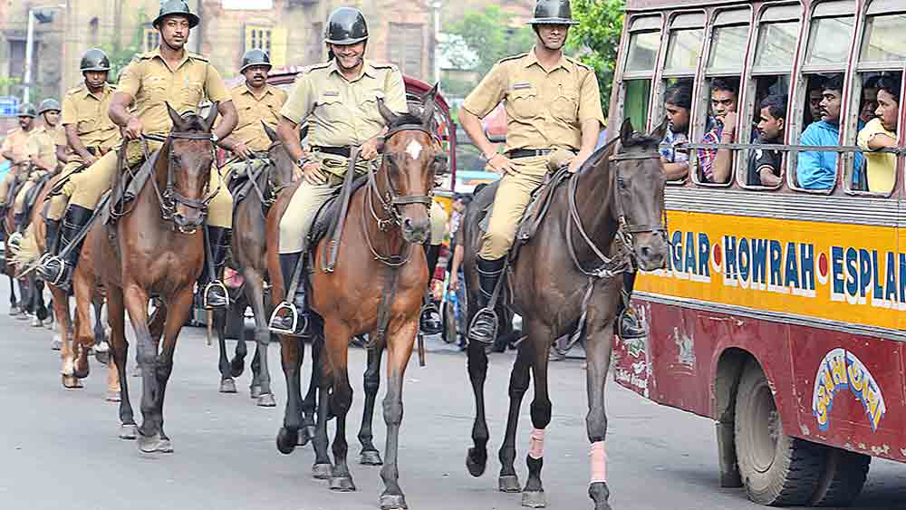  কলকাতার রাস্তায় অশ্বারোহী পুলিশ বাহিনী। 