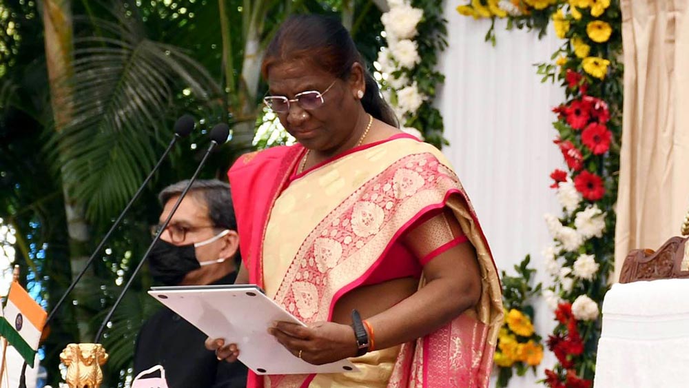 ২০১৫ সালে ঝাড়খণ্ডের প্রথম মহিলা রাজ্যপাল হিসাবে শপথ নেন দ্রৌপদী মুর্মু।