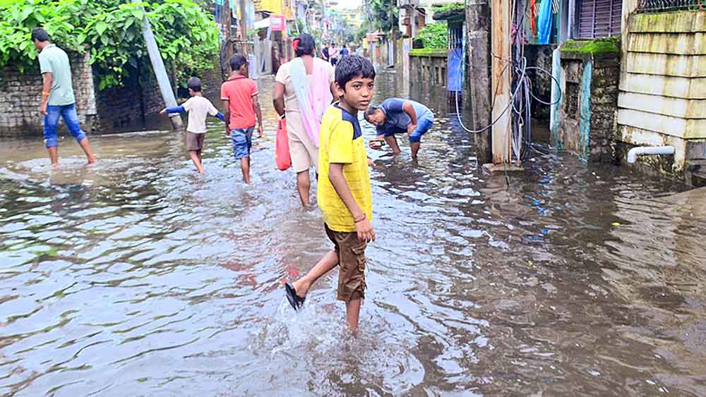 জলপথে-২: শিলিগুড়ির অশোকনগরে ভারী বৃষ্টির জল জমে রয়েছে রাস্তা ও বাড়িতে।