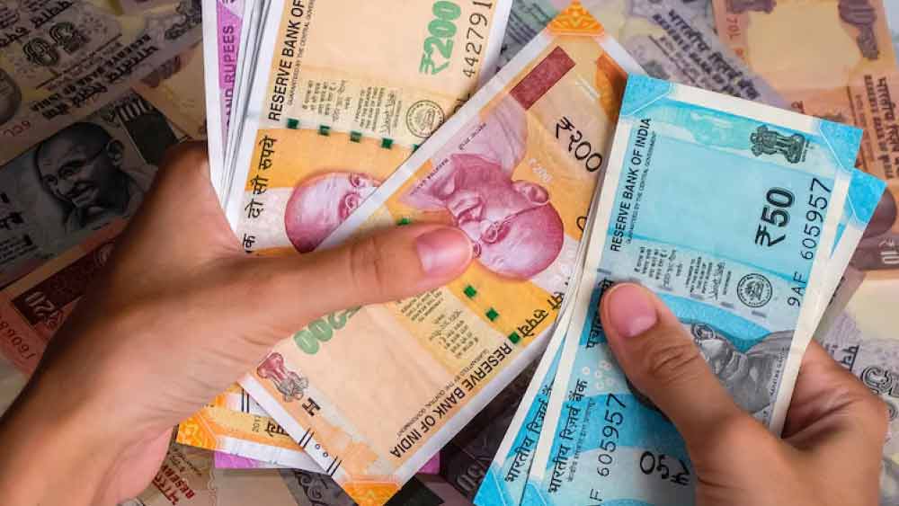 দ্রব্যমূল্য বৃদ্ধির আঁচ শুধুমাত্র আমজনতার গায়েই লাগে না, টাকা তৈরিতেও দ্রব্যমূল্যের প্রভাব পড়ে। দ্রব্যমূল্য বৃদ্ধির সঙ্গে সঙ্গে টাকা তৈরির কাঁচামালের দামেও প্রভাব পড়ে। যার জেরে টাকা ছাপতেও বিপুল খরচ হয় রিজার্ভ ব্যাঙ্কের।