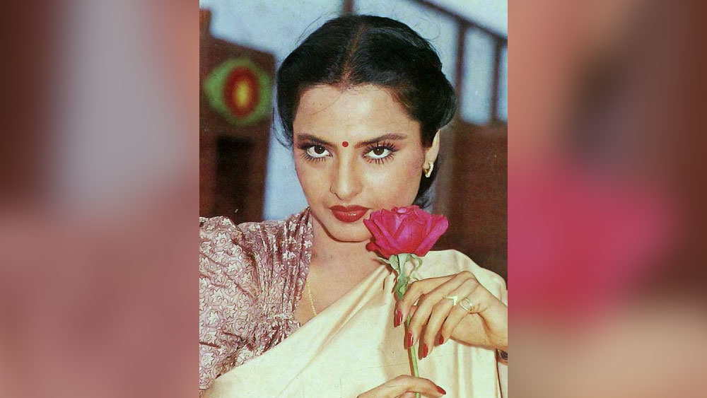 যশ বলেছিলেন, রেখার জীবনে লড়াই অনেক বেশি। তাঁকে নায়িকা হওয়ার যাত্রা শুরু করতে হয়েছে একেবারে শূন্য থেকে। 