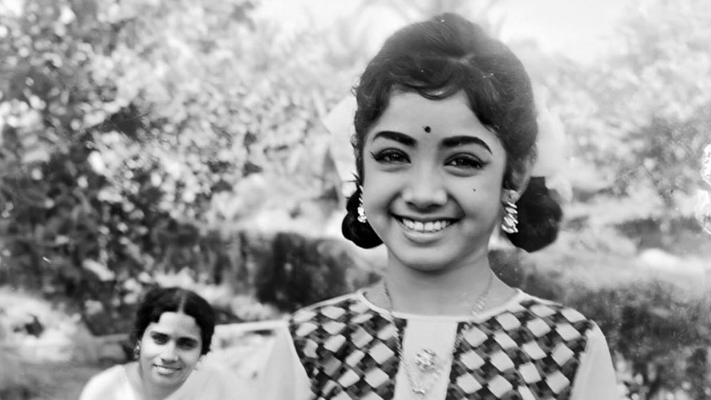 আসলে, শ্রীদেবী শিশু শিল্পী হিসেবে দীর্ঘ দিন ধরেই যুক্ত ছিলেন অভিনয় জগতের সঙ্গে। তাঁর জনপ্রিয়তা ছিল তামিল ছবিতেও। রেখা তামিল অভিনেত্রীর মেয়ে হয়েও কখনও অভিনয়কে পেশা হিসেবে নেওয়ার কথা ভাবেননি। কম বয়সে অতিরিক্ত মেদবহুল চেহারার জন্য সহপাঠীদের উপহাসের পাত্রীও ছিলেন তিনি। 