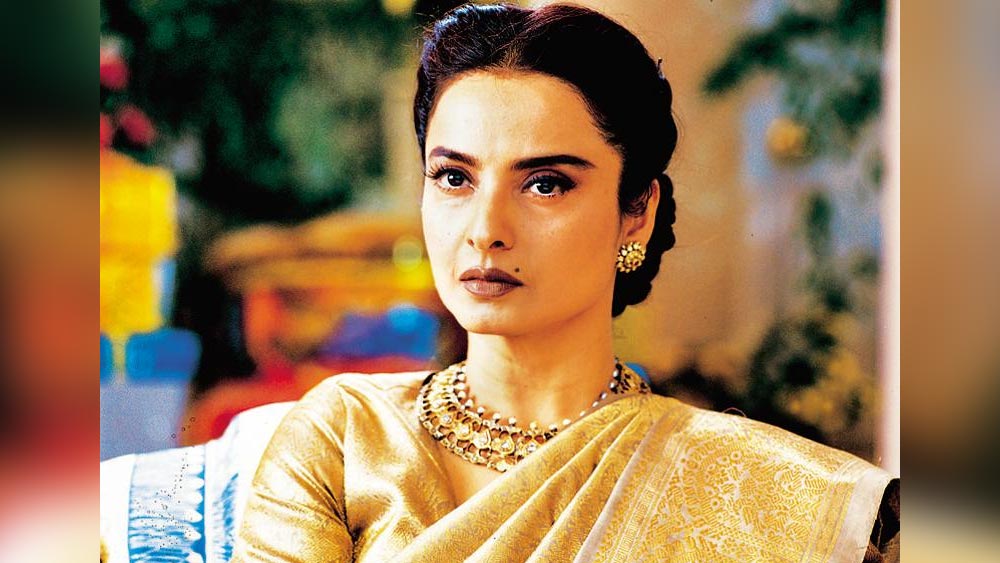 রেখার অভিনয় জগতে আসার সিদ্ধান্ত তাঁর মায়ের কথা শুনেই। অর্থাভাব মেটাতে রেখাকে সংসারের হাল ধরতে বলেন তাঁর মা। সিনেমায় কাজ পাওয়ার চেষ্টা করতে বলেন। নিজেকে তৈরি করে ১৯৬৮ সালে সিনেমায় অভিনয়ের সুযোগ পান রেখা। 