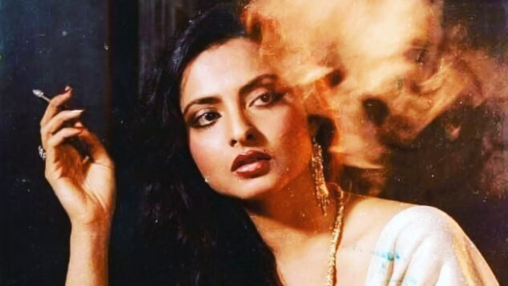 বলিউডে বড় সুযোগ পাওয়ার আগে সব রকম ছবিতে অভিনয় করেছেন তিনি। রেখা এমন অনেক ছবিতে অভিনয় করেছেন যেখানে তাঁকে তাঁর রূপের জন্য ব্যবহার করা হয়েছে। তবে রেখার হাতে তখন ছবি বেছে নেওয়ার বিলাসিতা ছিল না। পরিবারের হাল ধরার দায়িত্ব নিয়েছিলেন তিনি। তাই পরের পর কাজ করে গিয়েছেন। 