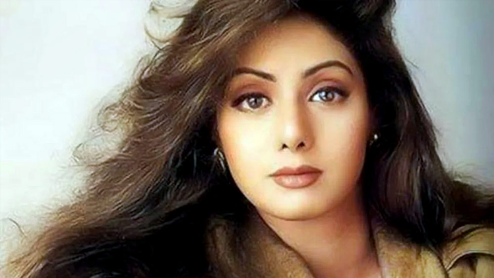 ‘ডিভা’— নায়িকাদের ক্ষেত্রে এই বিশেষণ তখনই ব্যবহার করা হয় যখন তিনি সুন্দরী এবং জনপ্রিয় হওয়ার পাশাপাশি পর্দার উপস্থিতিতেও স্বকীয়। তাঁদের প্রতিভায় শুধু পেশাদারিত্ব নয় আরও অনেক কিছুর প্রকাশ দেখা যায়। এই ‘অনেক কিছু’ তাঁদের দীর্ঘ লব্ধ অভিজ্ঞতা হতে পারে। জন্মসূত্রে পাওয়া কোনও বিশেষ গুণও হতে পারে। 