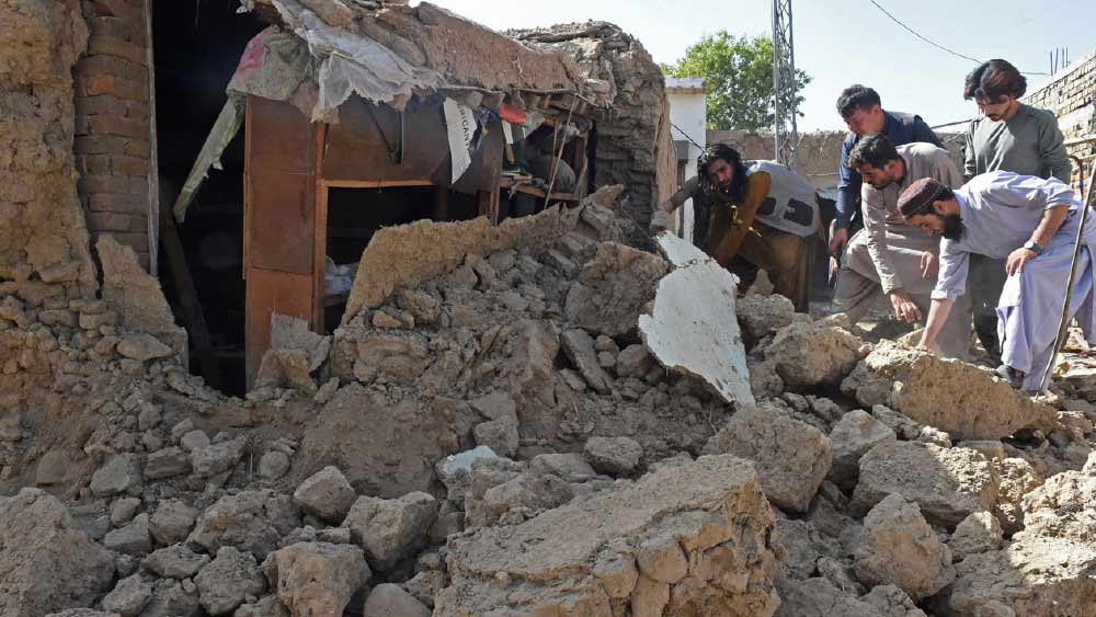মাটির ইটে মাটি দিয়ে গাঁথা সব বাড়ি। সেগুলো উইয়ের ঢিপির মতো ভেঙে ধুলো হয়ে গিয়েছে। ছাদ এসে মাটিতে মিশেছে। এক একটি গ্রামে সেই ধ্বংসস্তূপের পাশে হতভম্ভ হয়ে দাঁড়িয়ে থাকতে দেখা যাচ্ছে জীবিত বাসিন্দাদের। বাকিরা অনেকেই ওই মাটিতে মেশা ছাদের নীচে। 