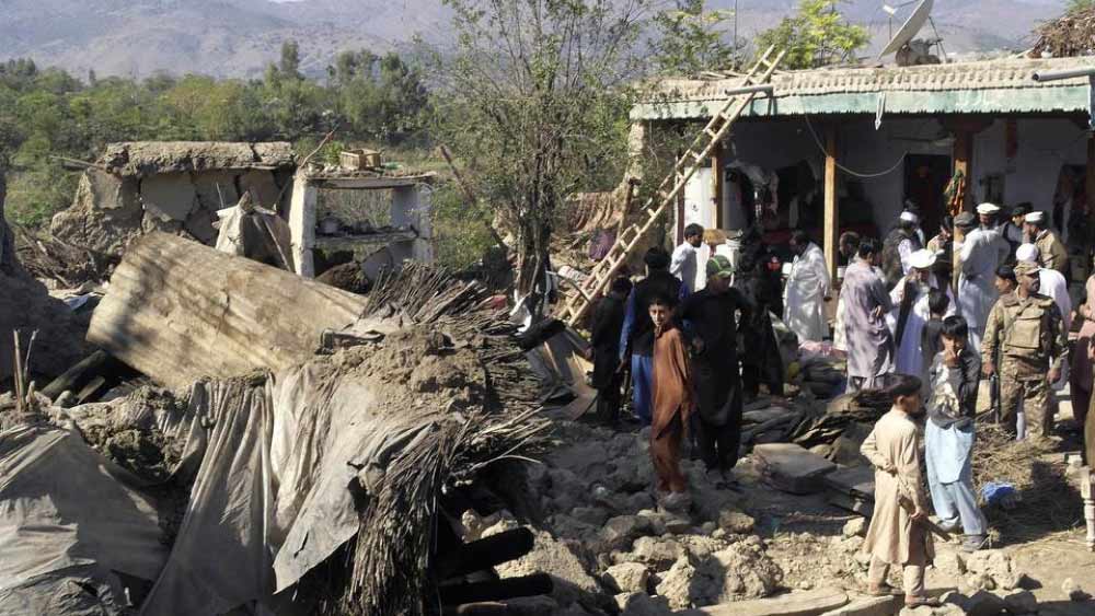 রাত দেড়টা নাগাদ ভূমিকম্প হয় এই এলাকায়। যার তীব্রতা দিল্লিতেও অনুভূত হয়েছে বলে খবর। রিখটার স্কেলে ৬.১ ম্যাগনিচ্যুডের ওই কম্পনের কেন্দ্র ছিল পাকটিকার লাগোয়া খোস্ত প্রদেশের খোস্ত শহর থেকে ৪৪ কিলোমিটার দূরে। গায়ানের কাছেই। 