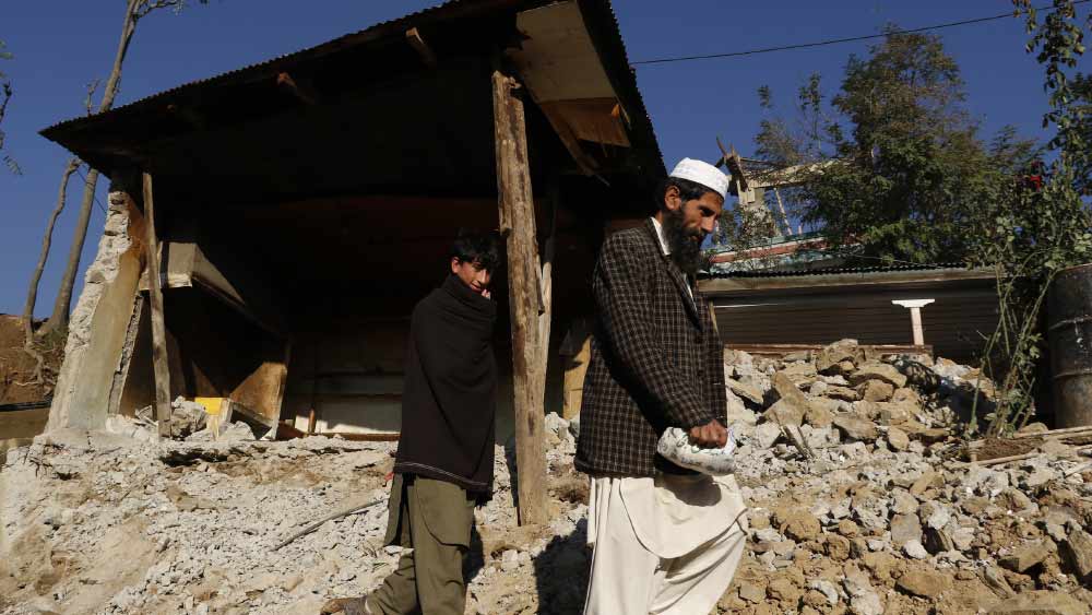 পাহাড়ি এলাকা, তার ওপর জঙ্গল— এমনিতেই রাত নামে তাড়াতাড়ি। মঙ্গলবার গভীর রাতে যখন ভূমিকম্প হয়, তখন গোটা গায়ানই ঘুমিয়ে ছিল। কিছুটা একই অবস্থা গায়ানের ঠিক পাশের জেলা বরমালেরও। 