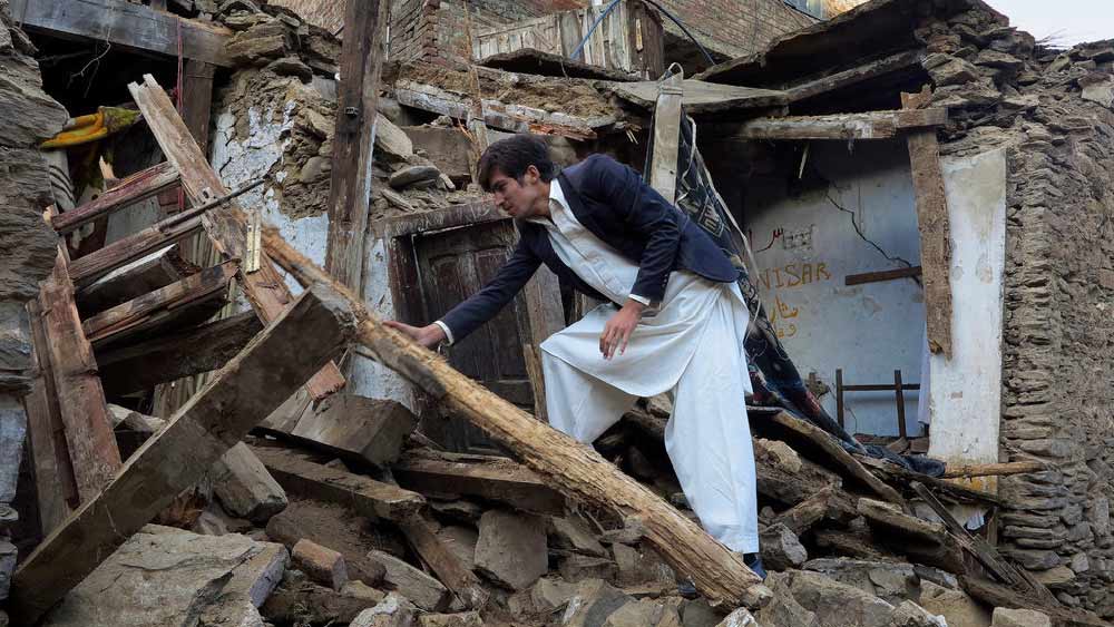 বিশেষজ্ঞরা বলছেন, দেশে চলতে থাকা অবিরাম অস্থিরতাই এই পরিকাঠামোহীনতার কারণ। তা ছাড়া তালিবান আমেরিকান সেনাবাহিনীকে উৎখাত করায় আর্থিক ভাবেও ধসে পড়েছে দেশটি। বিদেশের ব্যাঙ্কে   দেশের বহু সম্পদ আটকে দেওয়ায়, বিপদে পড়েছে আফগানিস্তান। 