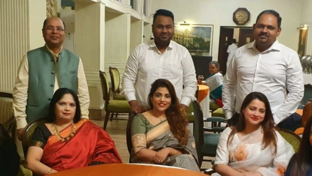 পরিবারের সঙ্গে অনির্বাণ দত্ত।