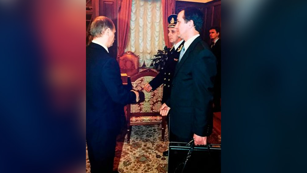 ১৯৯৯ সালের ৩১ ডিসেম্বর। রাশিয়ার টেলিভিশনে দেখা গিয়েছিল, কালো রঙের একটি ছোট ব্রিফকেস তুলে দেওয়া হচ্ছে দেশের তৎকালীন ভারপ্রাপ্ত প্রেসিডেন্ট ভ্লাদিমির পুতিনের হাতে।