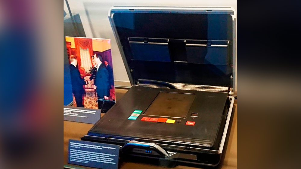 সংবাদমাধ্যমের দাবি, ওই ব্রিফকেসের ভিতরেই নাকি রয়েছে দেশের পরমাণু অস্ত্রসম্ভার নিয়ন্ত্রণের চাবিকাঠি। রাশিয়া, ফ্রান্স, আমেরিকা, এমনকি ভারতের পড়শি পাকিস্তান-সহ বিশ্বের বহু দেশেই এ ধরনের পরমাণু ব্রিফকেসের চলন রয়েছে। অথচ সে সব দেশের সরকারি ফাইলে এ ধরনের কোনও ব্রিফকেসের অস্তিত্বই নেই!