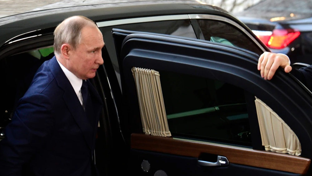 পুতিনের প্রায় সর্ব ক্ষণের ‘ছায়াসঙ্গী’ তথা সে দেশের ফেডারেল সিকিউরিটি সার্ভিস-এর কর্নেল (অবসরপ্রাপ্ত) ভাদিম জিমিন সোমবার মস্কোর কাছে নিজের ফ্ল্যাটে গুলিবিদ্ধ হওয়ার পর থেকেই আবারও শিরোনামে এই পরমাণু ব্রিফকেস।