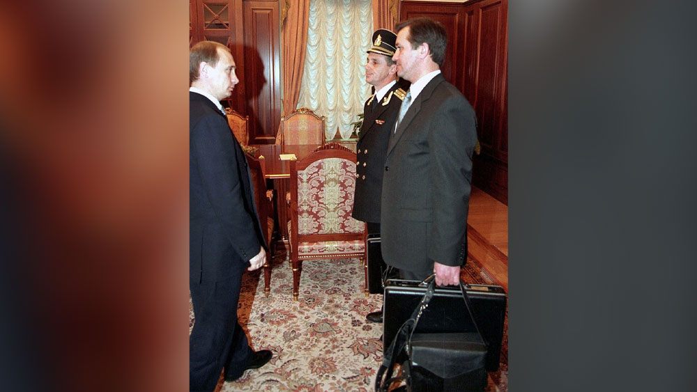 জিমিনই নাকি পুতিনের পরমাণু ব্রিফকেস বহনের দায়িত্ব পালন করতেন। পুতিনের পাশে প্রায় সর্ব ক্ষণ একটি ব্রিফকেস হাতে দেখা গেলেও কেজিবি-র প্রাক্তন গুপ্তচর জিমিনের দায়িত্ব সম্পর্কে সরকারি ভাবে কিছু জানায়নি রুশ সরকার।