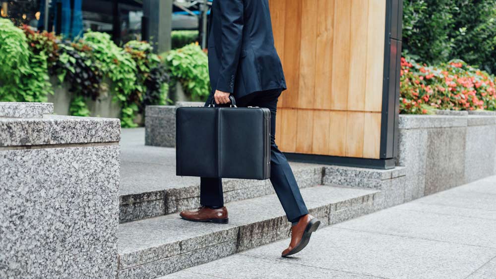 দেশবিদেশের বহু রাষ্ট্রপ্রধানের সর্ব ক্ষণের সঙ্গী নাকি এই ব্রিফকেস। যদিও দেশভেদে পরমাণু ব্রিফকেসের নামও বদলে গিয়েছে। রাশিয়ায় যেমন এটি ‘শেগেট’ নামে পরিচিত। কিন্তু, আমেরিকায় তার নাম ‘পরমাণু ফুটবল’। ফ্রান্সে আবার একে ‘মোবাইল বেস’ বলে ডাকা হয়।