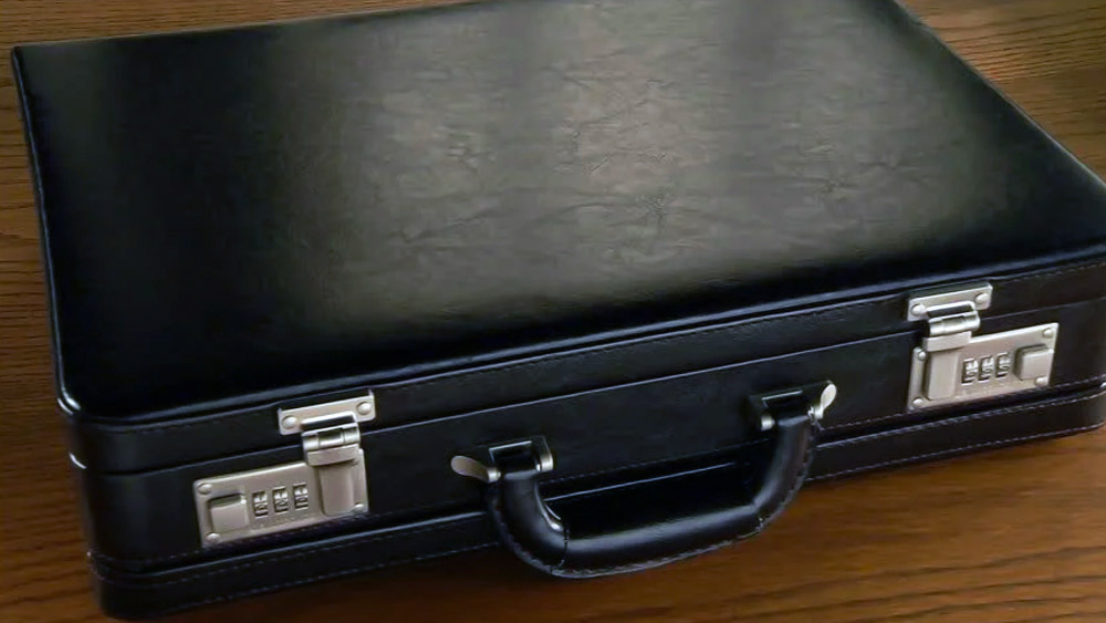 কখনও পরমাণু অস্ত্র ব্যবহার করার প্রয়োজন হলে নাকি এই ব্রিফকেসের মাধ্যমে তা করা যেতে পারে। বিশেষ ভাবে তৈরি ব্রিফকেসের ভিতরে রয়েছে পরমাণু অস্ত্রসম্ভারের নিয়ন্ত্রণব্যবস্থা।